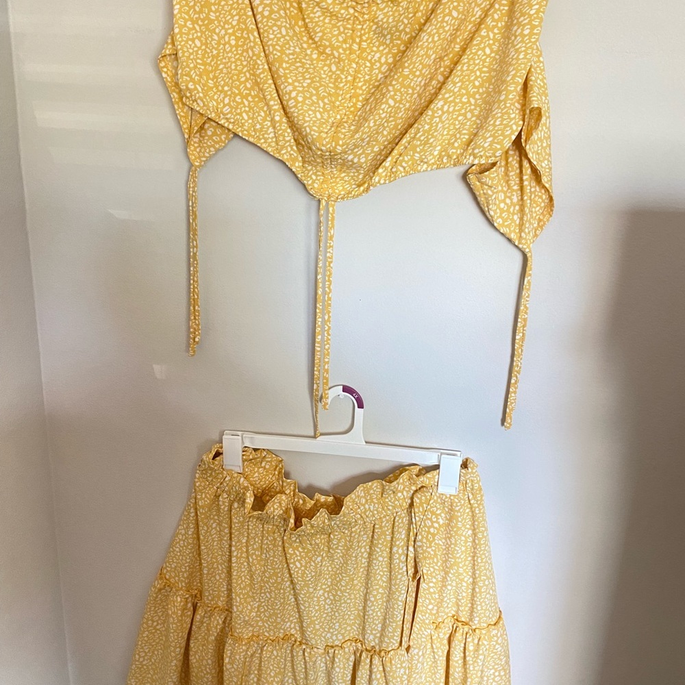 Yellow Set - Picture 3 of 6